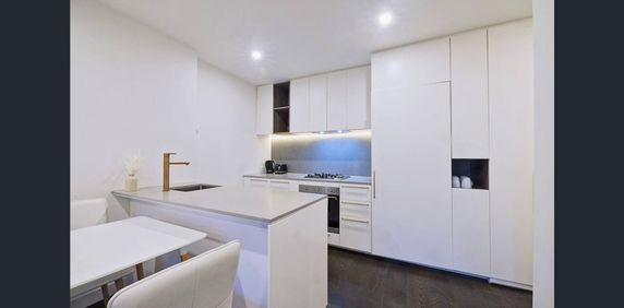 Close to Everything 2 Bedroom Apartment - Photo 2