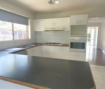 Family Home for Lease – 7 Amity Way, Cranbourne West - Photo 4