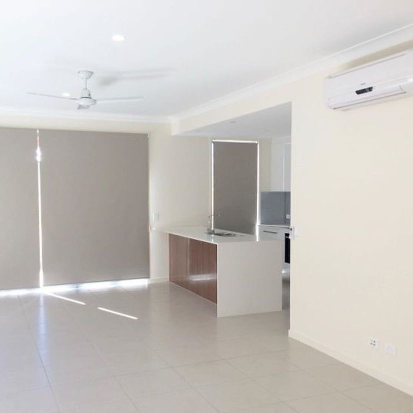 Modern 3 bedroom Townhouse is quiet Hope Island location - Photo 1