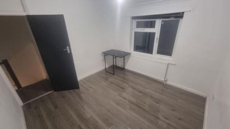 4 bedroom semi-detached house to rent - Photo 3