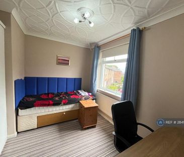 4 bedroom semi-detached house to rent - Photo 2