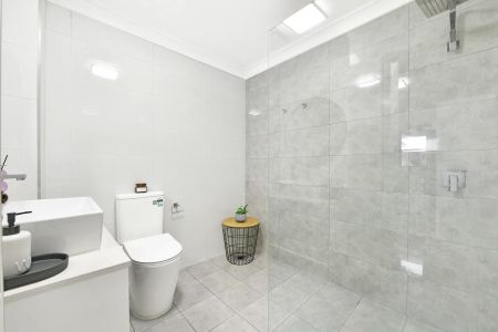 Exceptionally located, renovated apartment overlooks Park Road - Photo 3