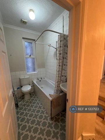 4 bedroom terraced house to rent - Photo 2