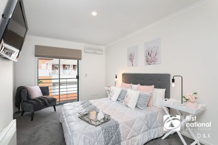 Stylish Three-Storey Townhouse in Prime Location! - Photo 3