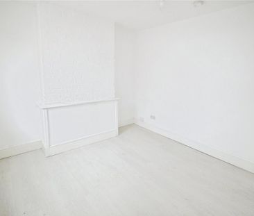 2 bedroom end of terrace house to rent - Photo 2