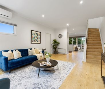 Contemporary, low-maintenance excellence in prime location - Photo 1