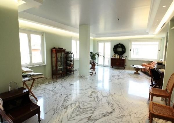 Aventino-S.Saba: Brand new 3 Bedroom, 3 bath, spacious triple living-dining room, modern kitchen, large balconies. Air conditioning, alarm, lots of natural light, located on quiet tree lined street walking distance to all services, metro, FAO. Ref 2057