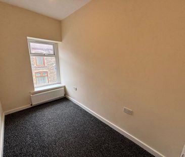 4 bedroom end of terrace house to rent - Photo 3