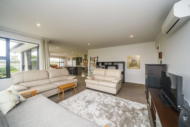 15 Lorenzo Place, Kelvin Grove, Palmerston North - Photo 1