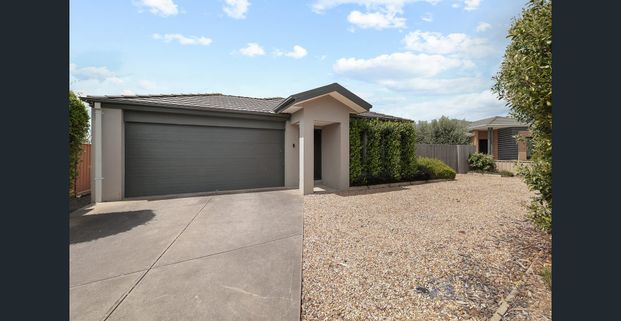 Modern 4 bedroom home - Photo 1