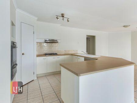 FAMILY FRIENDLY HOME w/ MEDIA ROOM/STUDY & INGROUND POOL ! - Photo 3