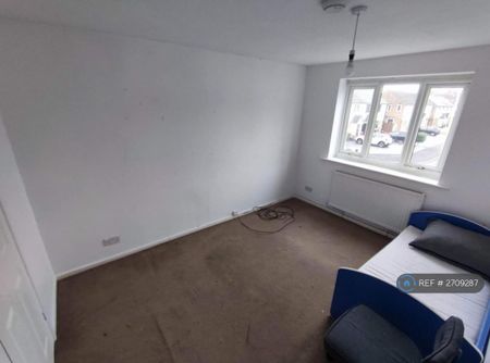 3 bedroom semi-detached house to rent - Photo 4