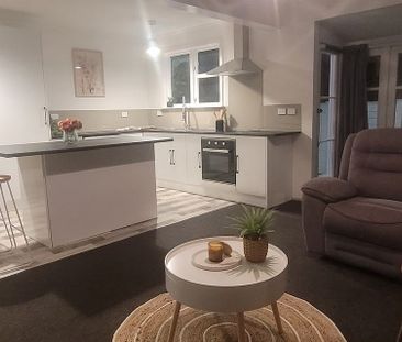 Fresh, Modern & Compact Living in Central Hutt - Photo 6