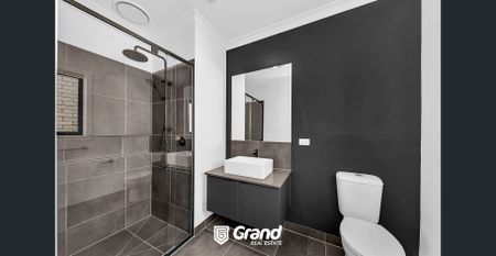 JUST 2 YEARS OLD, 4 BEDROOM HOUSE IN OFFICER ! - Photo 5