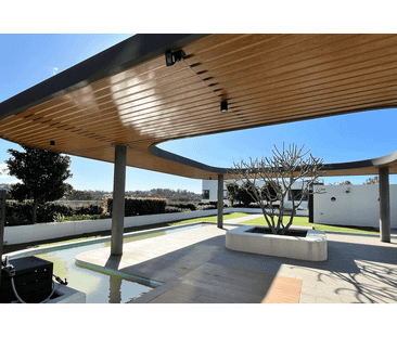 Contemporary Top-Floor Living with Spacious Interiors & Entertainer... - Photo 1