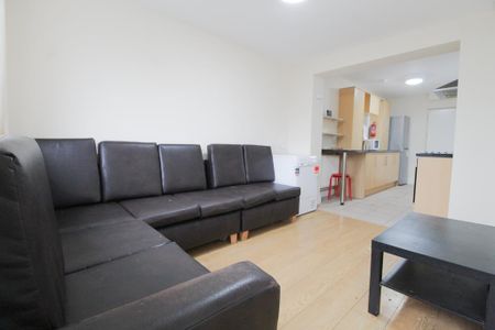 1 bedroom in a house share to rent - Photo 2