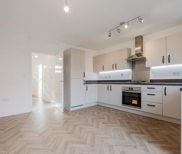 4 bedroom semi-detached house to rent - Photo 3