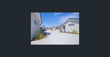 Modern, Private & Conveniently Located 3-Bedroom Unit - Photo 2