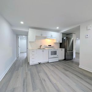 **Renovated 4 1/2, TOP Floor, Large Balcony-The Village/Downtown, Metro Papineau** - Photo 2