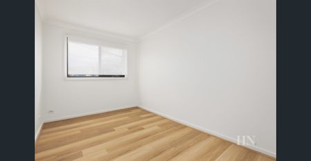 Spacious Renovated Three Bedroom Apartment - Photo 2