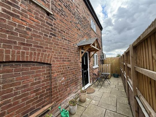 3 bedroom mews to rent - Photo 1