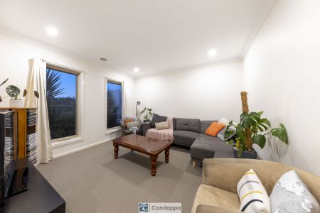 FAMILY HOME IN GREAT LOCATION! - Photo 3