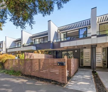 Stylish two level living in the heart of Essendon - Photo 4
