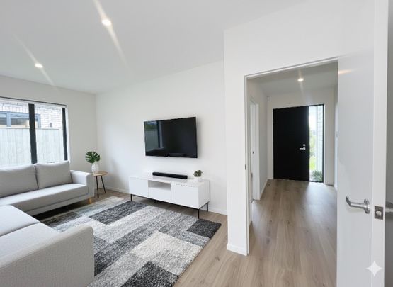 Cozy sunny 4 bedroom family home at Waiata shore - Photo 1