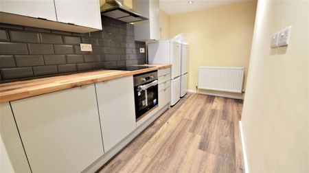 5 bedroom House in Burley Lodge Road, Leeds - Photo 2