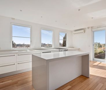 Penthouse luxury with panoramic views. - Photo 3
