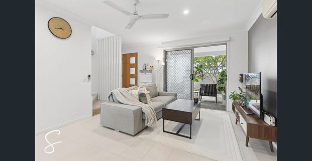 Contemporary Townhouse Living in Coopers Plains – Stylish 2-Bedroom + Study with Double Parking - Photo 1