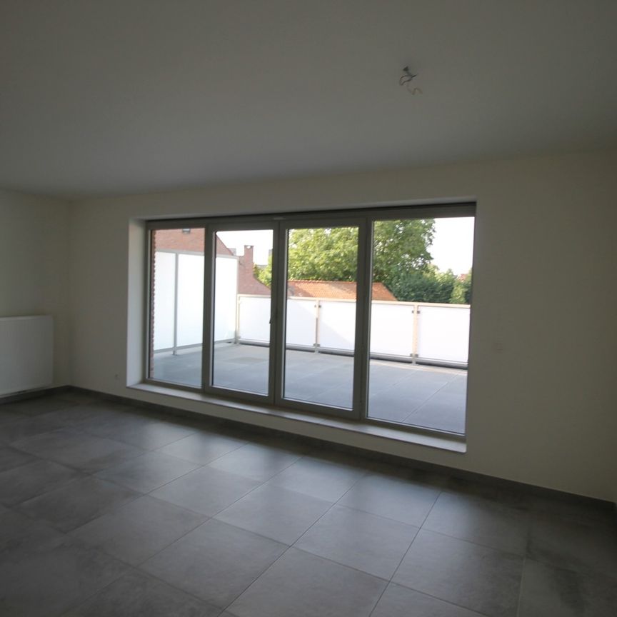 Knap appartement op de 1ste verdieping met 2 slaapkamers, terras en autostaanplaats. - Photo 1