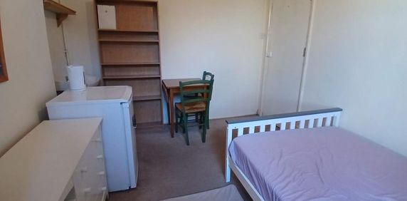 House share to rent - Photo 2