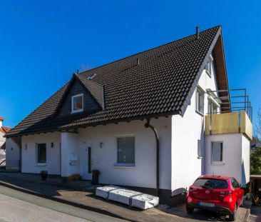 GROßE WOHNUNG MIT EIGENEM EINGANG, 2 BADEZIMMERN, BALKON UND GARAGE - Foto 1