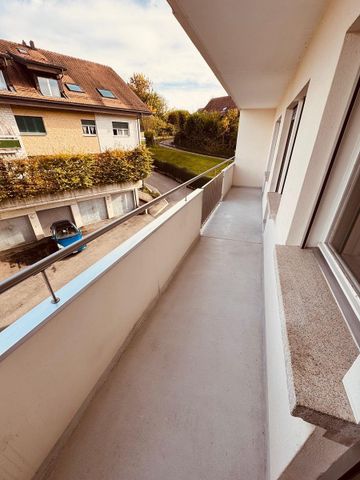 Un hall, un séjour, une chambre à coucher, une cuisine avec frigo, une salle de bains/WC et un balcon - Photo 3