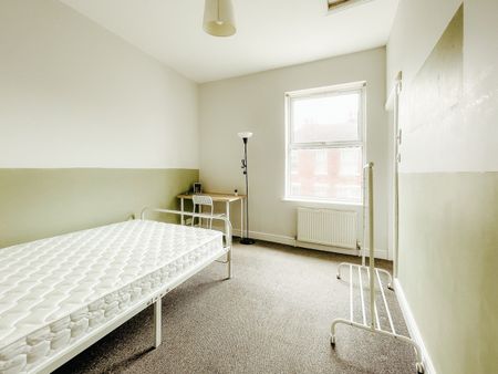 Room in a Shared House, Wilford Crescent East, NG2 - Photo 3