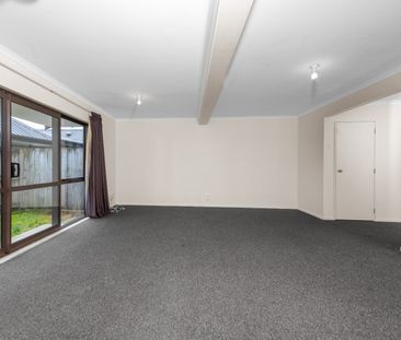 Discover comfortable and convenient living in this well-maintained ... - Photo 2