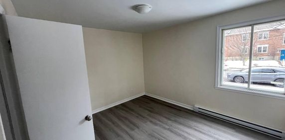 GRAND 5 1/2 RÉNOVE, PRES BORD DE L'EAU, JARDIN, SOUS-SOL ET 1 PARKING INCLUS - Photo 2