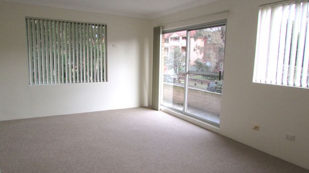 Renovated 2 Bedroom Apartment with lock up garage - Photo 1