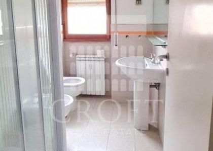 Attic-Cassia: 250mq. Top floor in addition to 250mq. of panoramic terraces. Spacious living, dining, 5 bedrooms, 3 baths, maid’s room, 3 panoramic terraces, parking, silent,. Located at begining of Cassia, near Schools. Ref 160