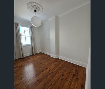 Beautifully Renovated Terrace in Prime Redfern Location - Photo 3