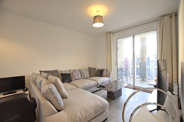 A modern presented, top floor, two bedroom apartment on the popular Trumpington Meadows development providing excellent access to Cambridge City Centre, Addenbrookes Hospital and the train station. - Photo 1