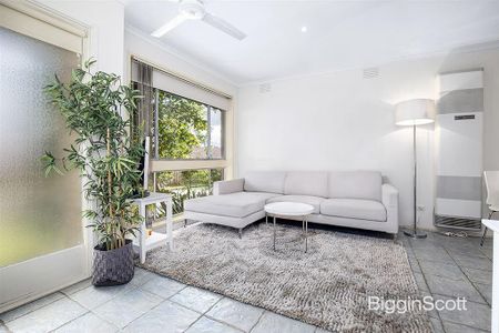 Charming Two-Bedroom Unit in Bowling Green Estate - Photo 4