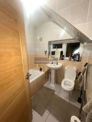 1 bedroom in a flat share to rent - Photo 2