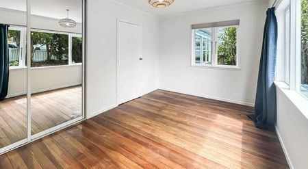 Bright and spacious home - Photo 4