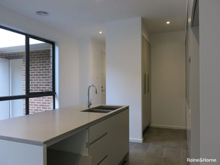 "MODERN 3 BEDROOM TOWNHOUSE" - Photo 3