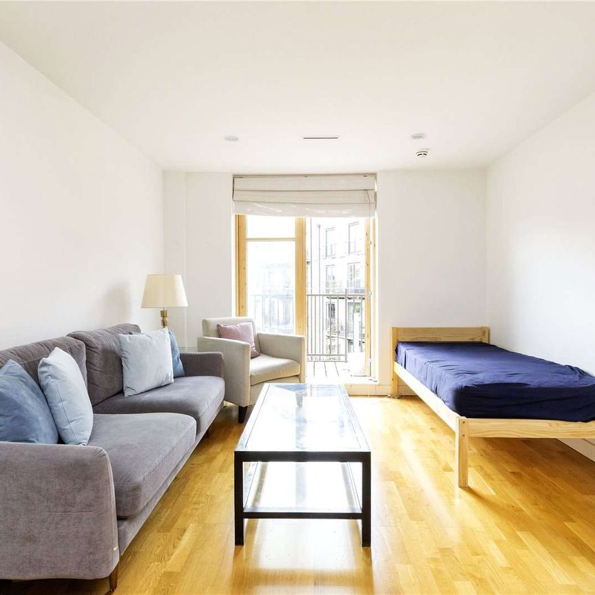 One bedroom, modern apartment close to Highbury & Islington Station. - Photo 1