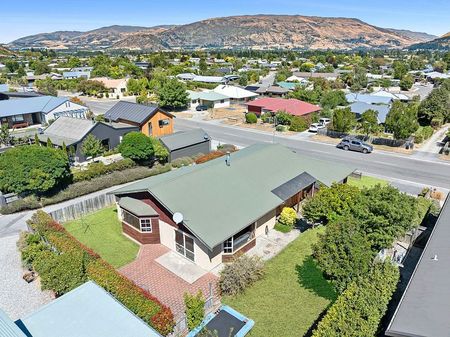 Spacious 4 Bedroom Home - Photo 2