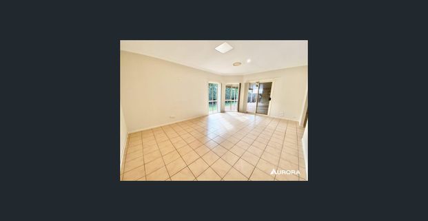 LARGE FAMILY HOME WITH A POOL! - Photo 1