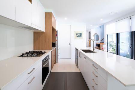 902 Medinah Avenue, Robina QLD 4226 - House For Rent | Domain - Photo 4